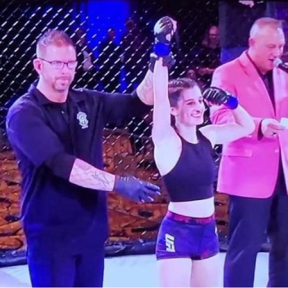 Meet your Posher, Lauren - Picture 1 of 2